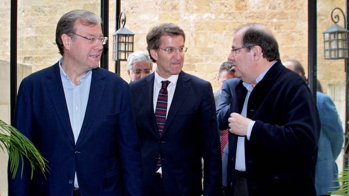 El presidente del PP de Castilla y León y candidato a la Presidencia de la Junta, Juan Vicente Herrera, junto al presidente de la Xunta de Galicia, Alberto Núñez Feijoo, y el candidato a la Alcaldía de León y cabeza de lista a las Cortes, Antonio Silván-Ical