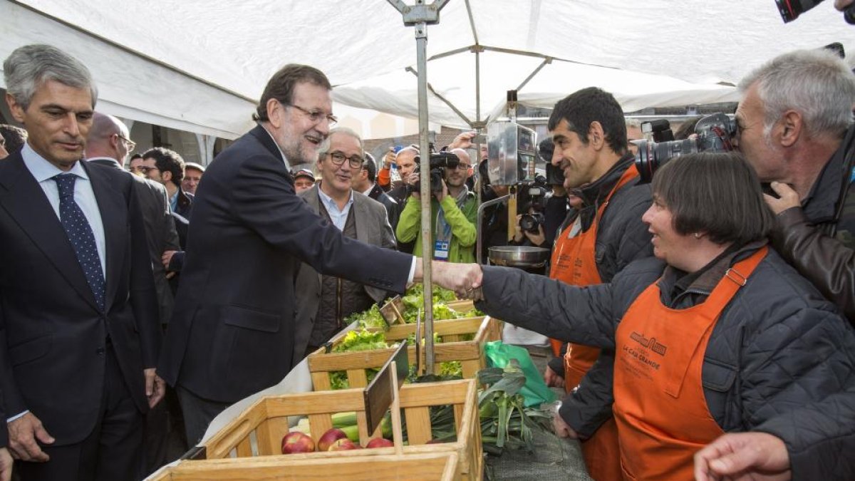 El candidato del PP a la Presidencia del Gobierno, Mariano Rajoy, y el presidente del PP de Castilla y León, Juan Vicente Herrera, participan en un acto de la campaña electoral en Ávila con la intervención del hijo del expresidente Adolfo Suárez-Ical