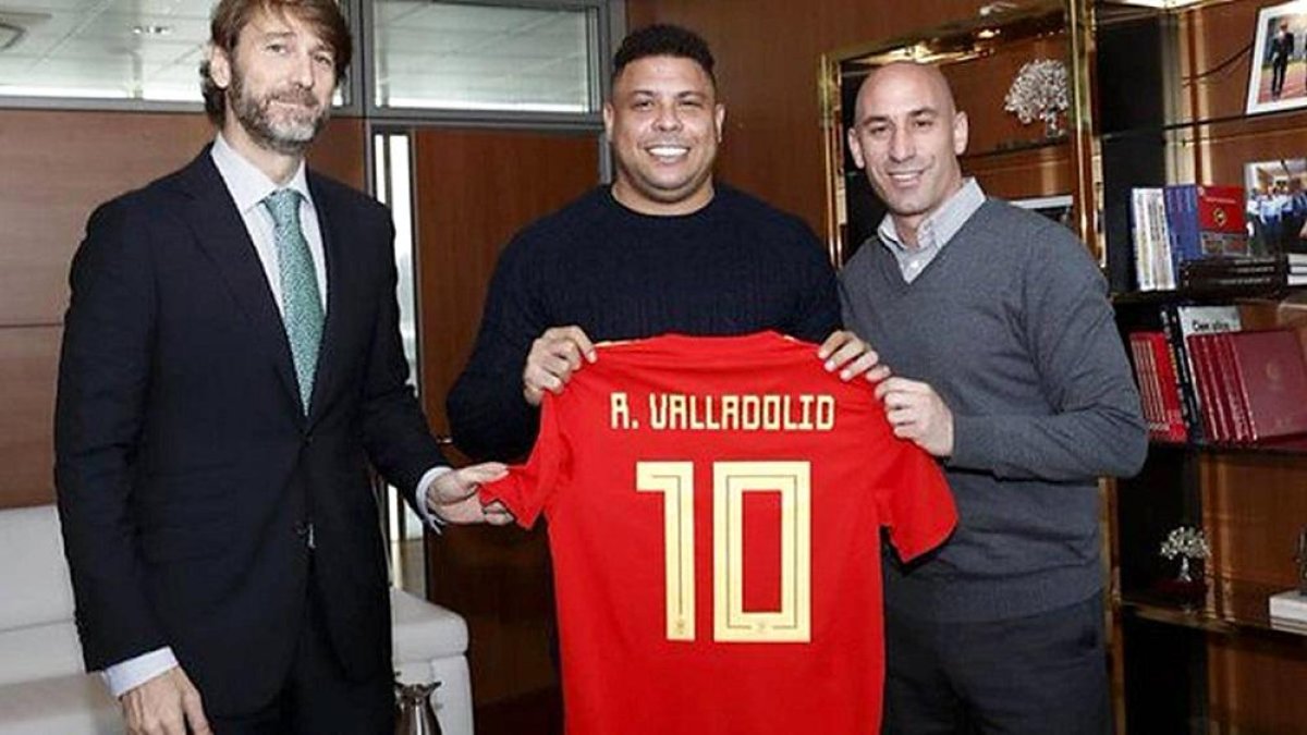 Ronaldo Nazário y Carlos Suárez reciben la camiseta de la selección de manos de Rubiales.-RFEF