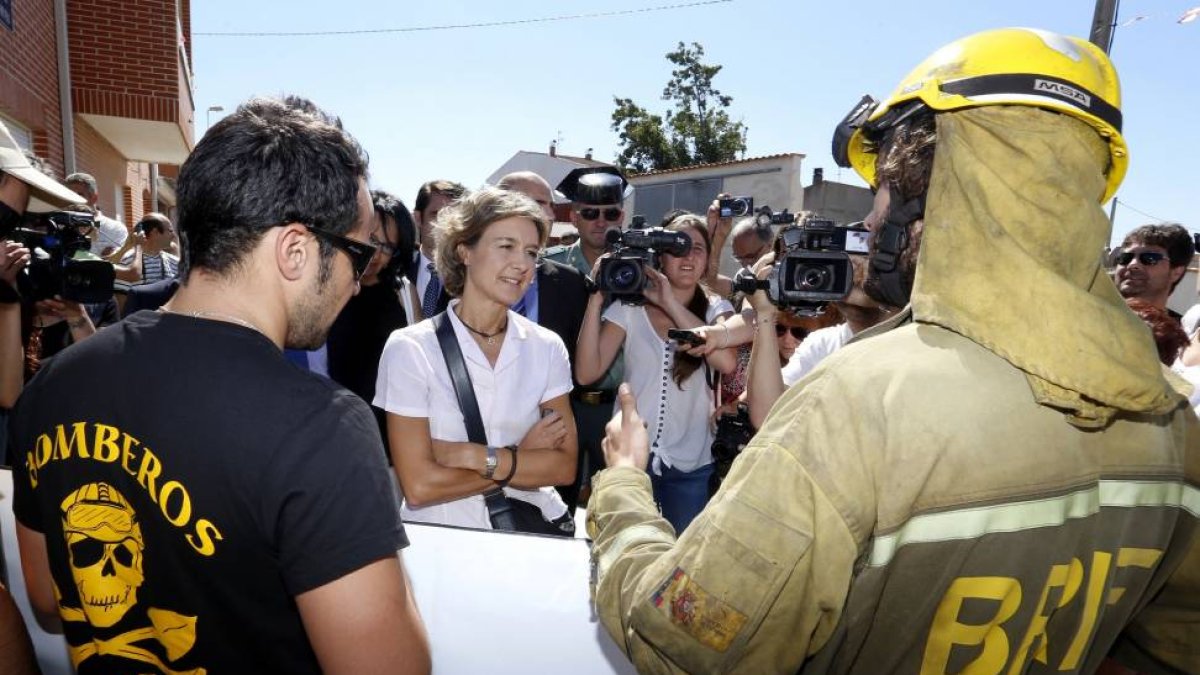 La ministra de Agricultura, Isabel García Tejerina, conversa con miembros de las BRIF de Tabuyo del Monte durante su visita a las obras del canal del Páramo Bajo-Ical