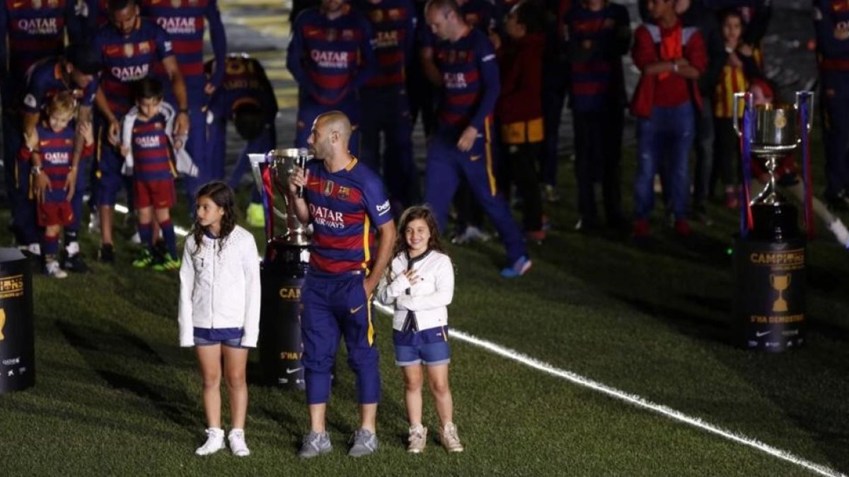 Mascherano, con sus hijas, en la fiesta del doblete en el Camp Nou.-JULIO CARBÓ