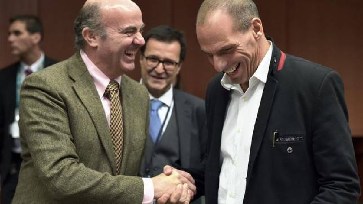 De Guindos y Varoufakis, en la reunión del Eurogrupo del viernes.-Foto: REUTERS / ERIC VIDAL