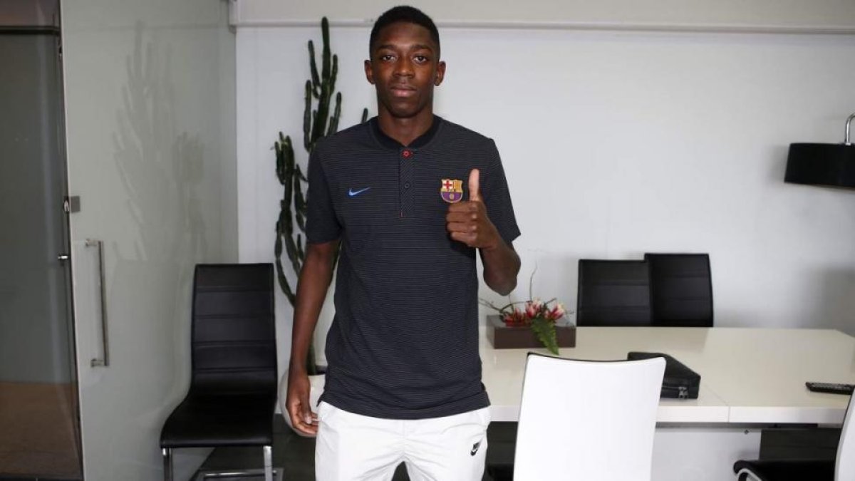 Dembélé posa en las oficinas del Camp Nou-FC BARCELONA