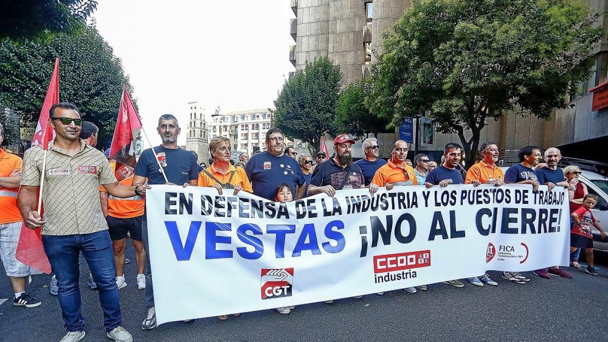 Varios trabajadores de Vestas estuvieron presentes en la manifestación para la defensa de Feve en la capital leonesa.-ICAL