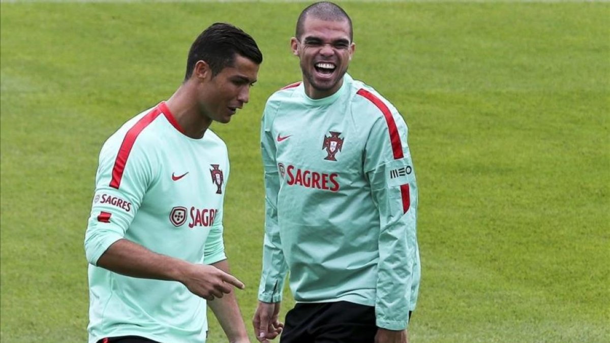 Ronaldo y Pepe, durante el entrenamiento del domingo en Marcoussis, a 40 kilómetros de París.-EFE / MIGUEL A LOPES
