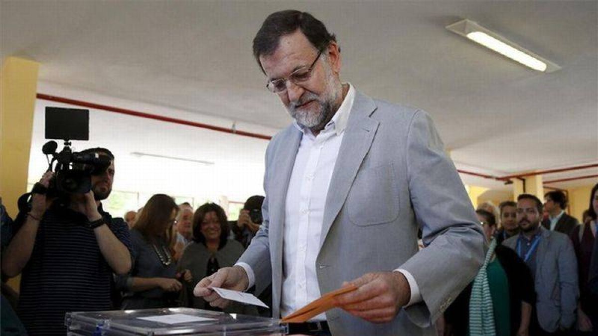 El presidente del Gobierno, Mariano Rajoy, ejerce su derecho a voto en las elecciones del 24M.-Foto: JUAN MEDINA / REUTERS