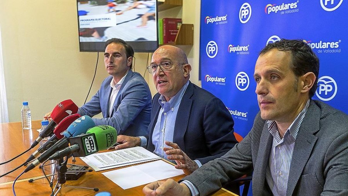 Guzmán Gómez, Jesús Julio Carnero y Conrado Íscar, ayer.-ICAL