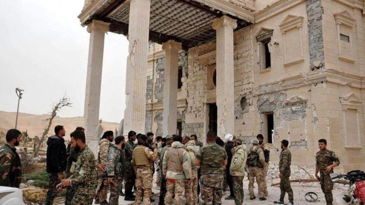 Soldados del Ejército sirio tras entrar en Palmira, en una imagen de archivo, en marzo del 2016.-EFE / SANA
