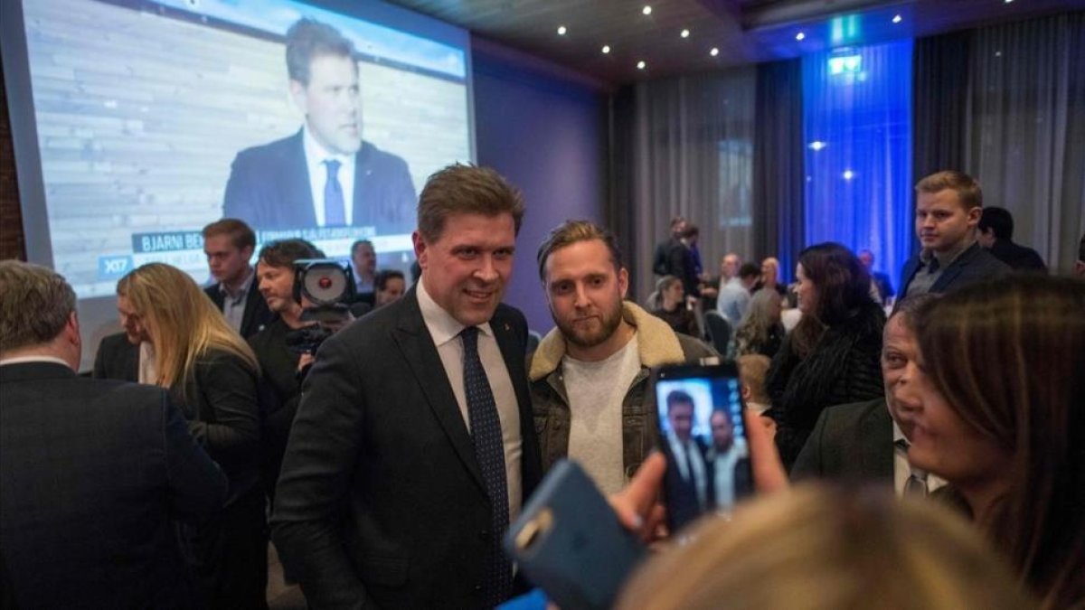 El líder del Partido de la Independencia, Bjarni Benidiksson, celebra su victoria electoral en el Gran Hotel de Reykjavik.-AFP / HALLDOR KOLBEINS