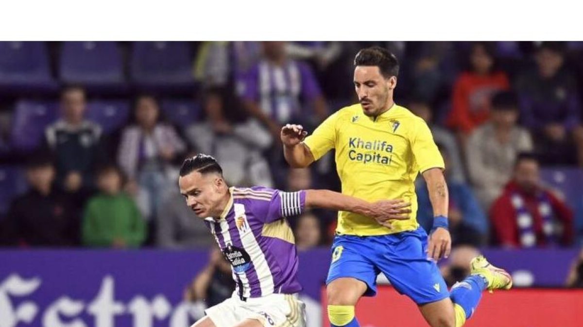 Mesa juega el balón ante la presión de Iza. / LA LIGA