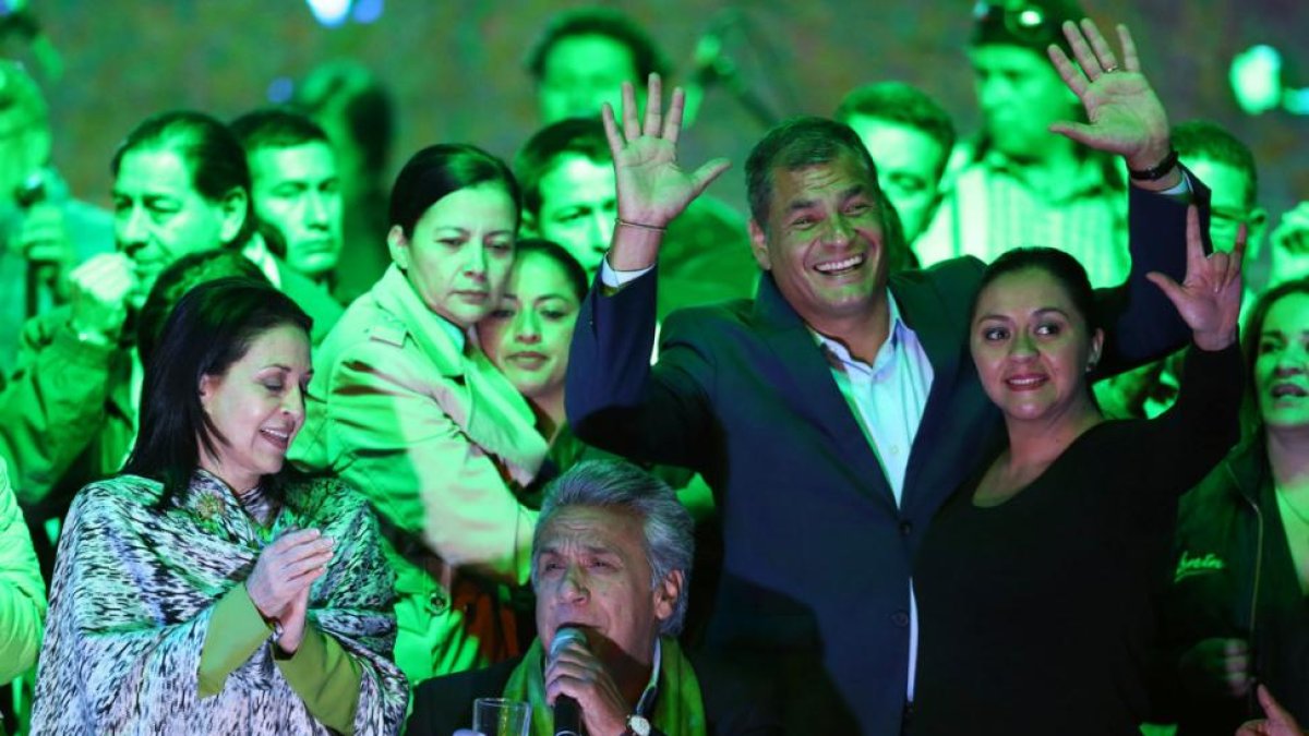 Moreno se dirige a sus seguidores arropado por el presidente Correa, este domingo en Quito-REUTERS