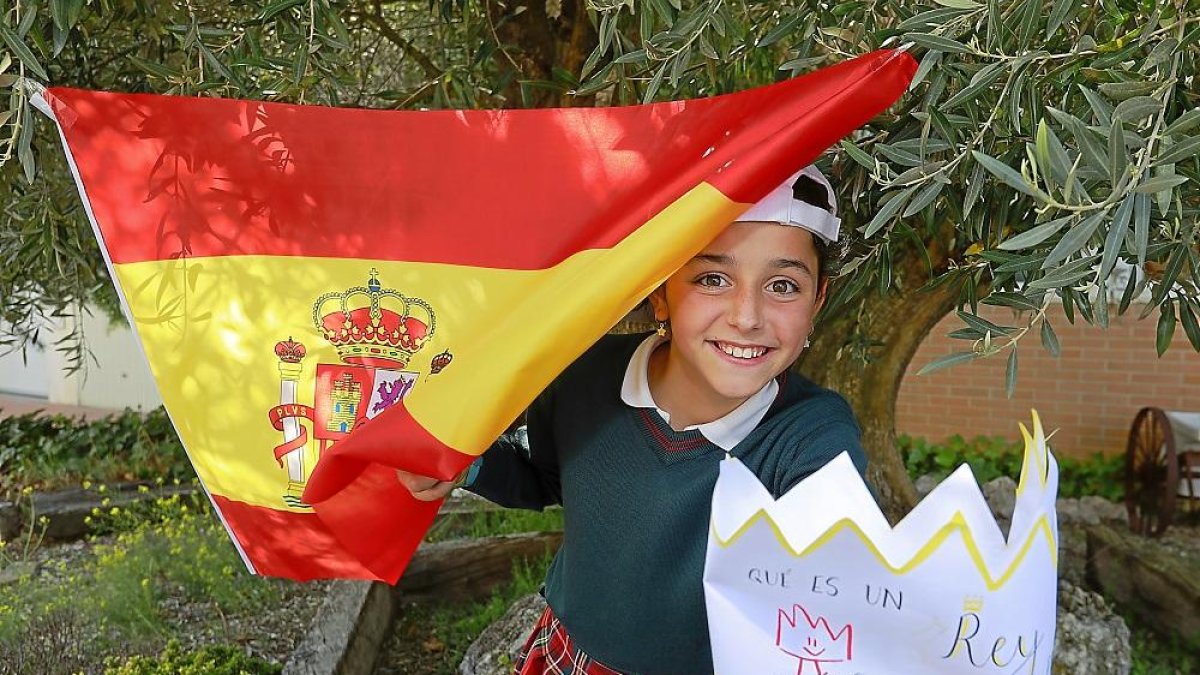 Carmen Martínez-Sagarra, ganadora de Castilla y León del 38 Concurso ‘Qué es un Rey para ti?’, con una bandera y una corona, ayer en Simancas.-J.M. LOSTAU