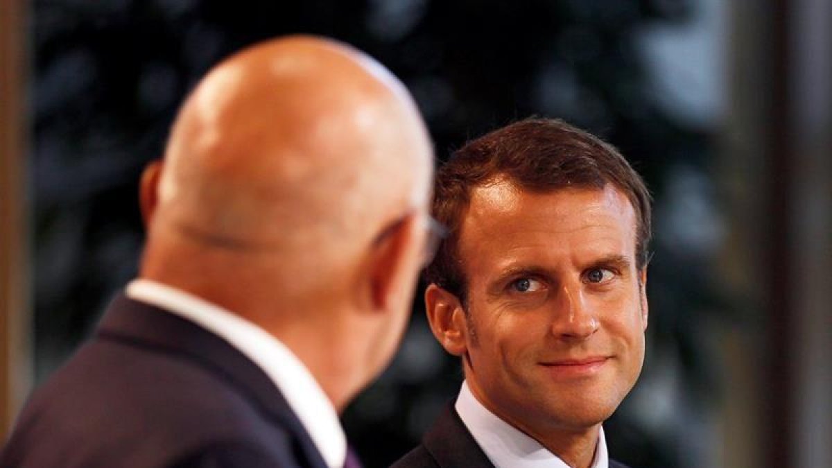 El exministro francés de Economía, Emmanuel Macron (d), y su sucesor en el cargo, el hasta ahora titular de Finanzas, Michel Sapin (i), ofrecen una rueda de prensa.-EFE / ETIENNE LAURENT
