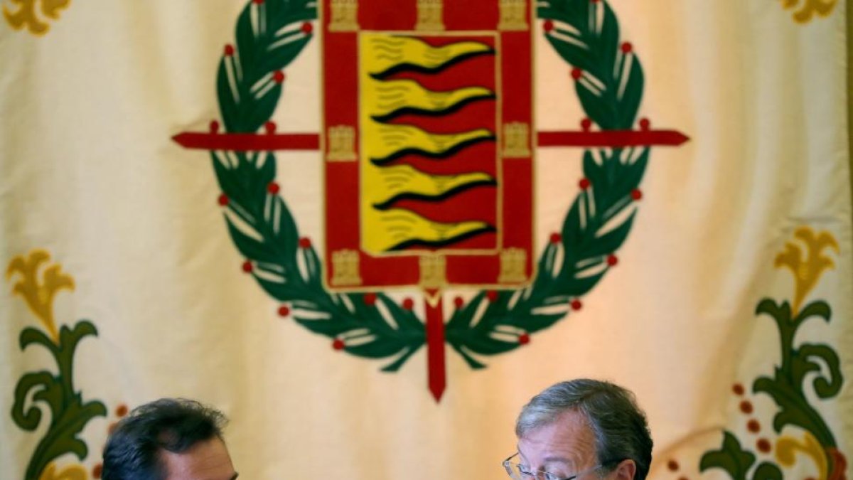 Los alcaldes de Valladolid, Óscar Puente, y de León, Antonio Silván, mantienen un encuentro de trabajo.-ICAL