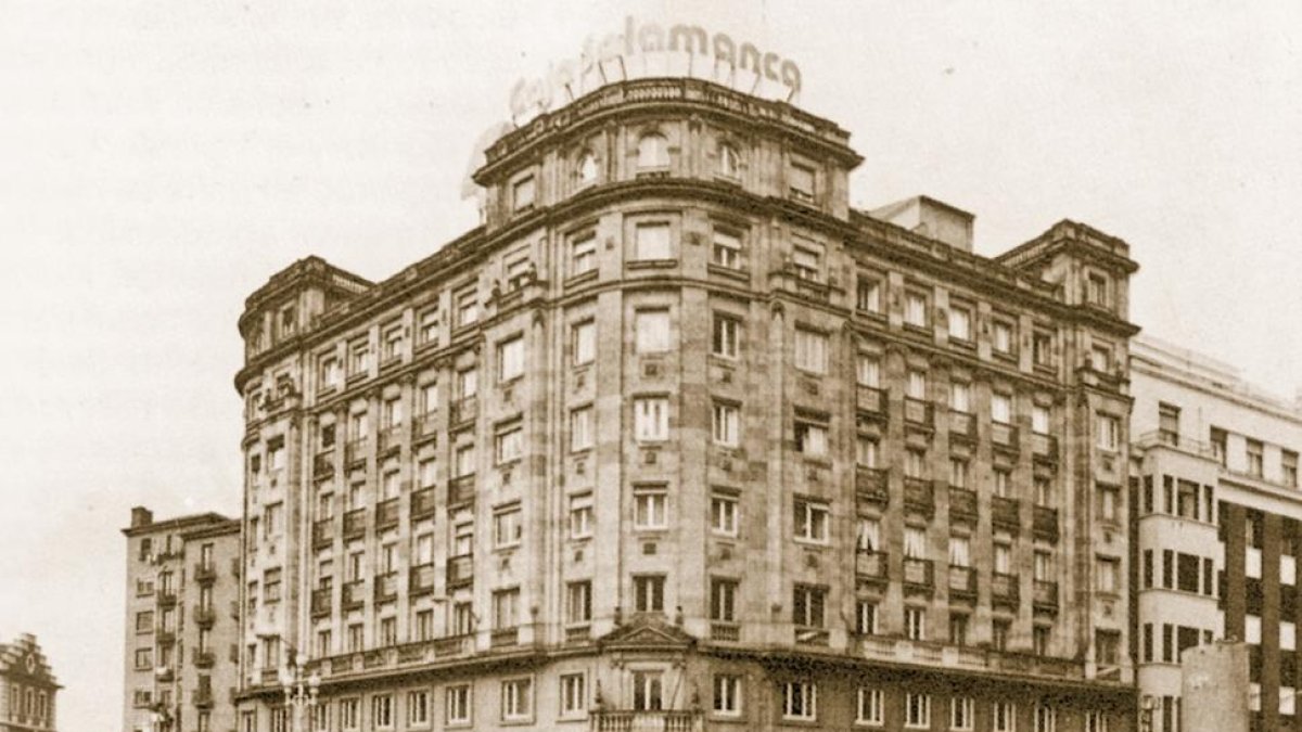 edificio de la plaza Zorrilla, de 1946, que dialoga con la academia de Caballería.-E.M.
