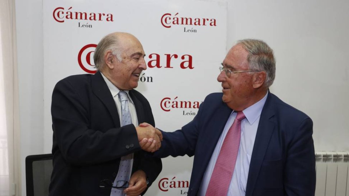 El presidente de la Cámara de Comercio de León, Manuel Lamelas, firma un convenio de colaboración con el presidente del Consejo Asesor de la Universidad Camilo José Cela, Nicolás Henríquez, sobre los cursos de Grado 'on line' que imparte la institución-ICAL