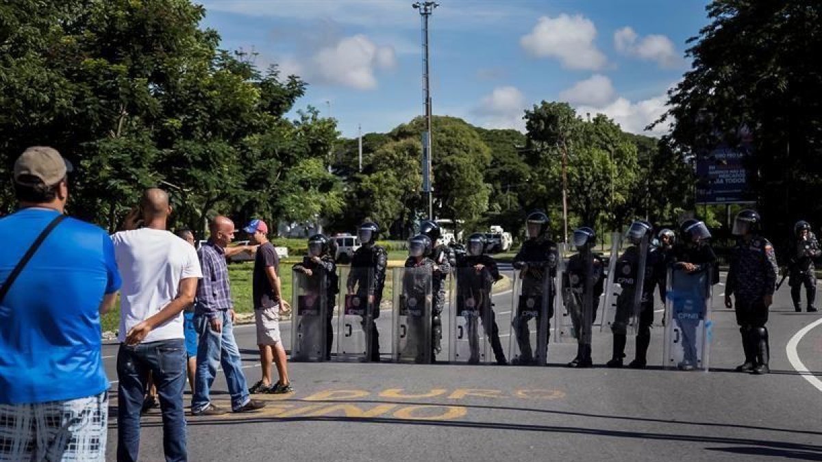 Imagen de archivo de integrantes del Cuerpo de Policía Nacional Bolivariana (CPNB) vigilan en una calle durante una manifestación de apoyo a un grupo de militares-EFE
