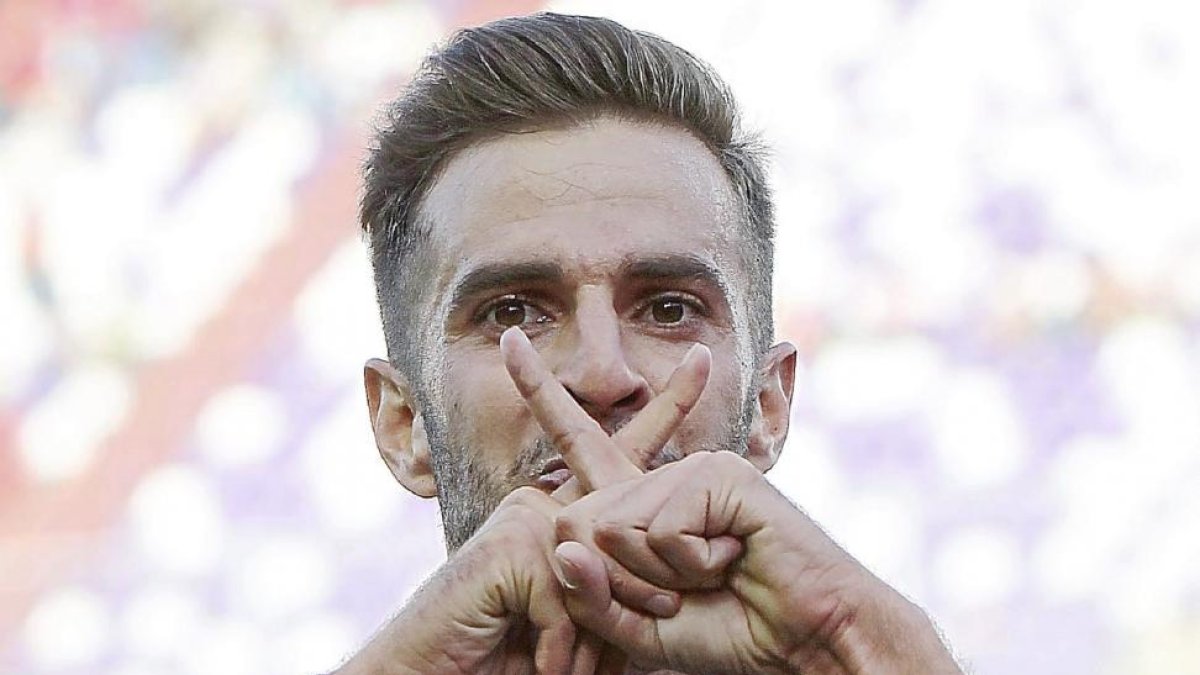 Juan Villar celebra un gol en Zorrilla.-J.M. Lostau