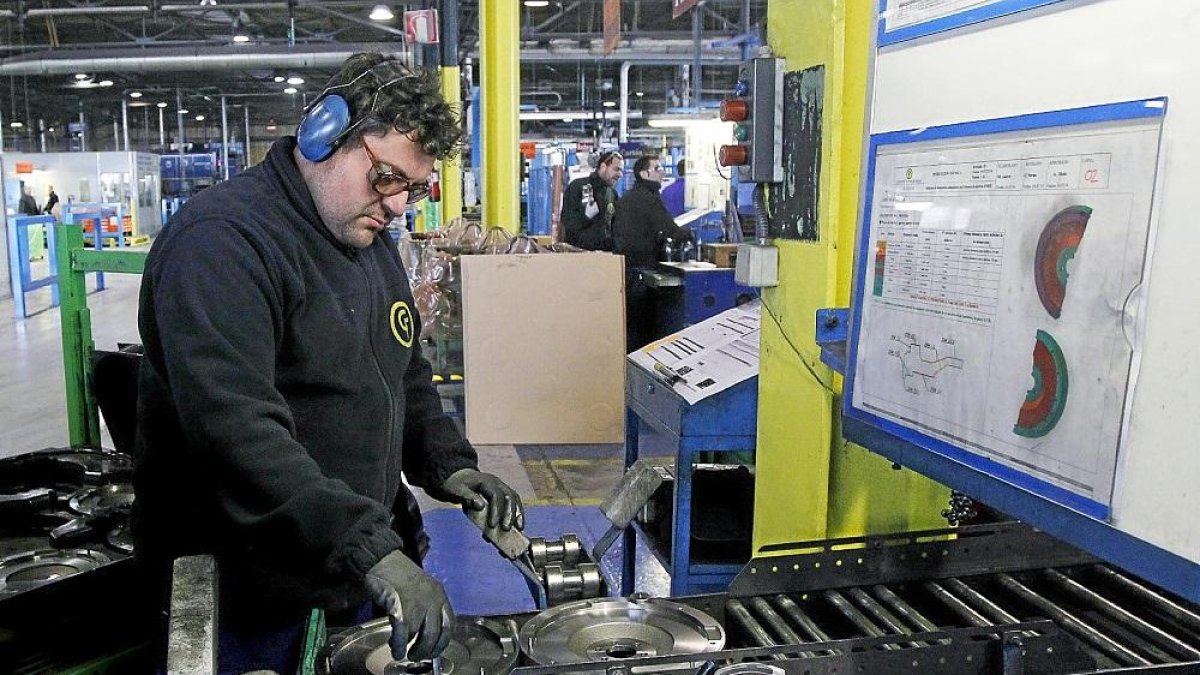 Un empleado en la fábrica de Lingotes Especiales.-J.M. LOSTAU