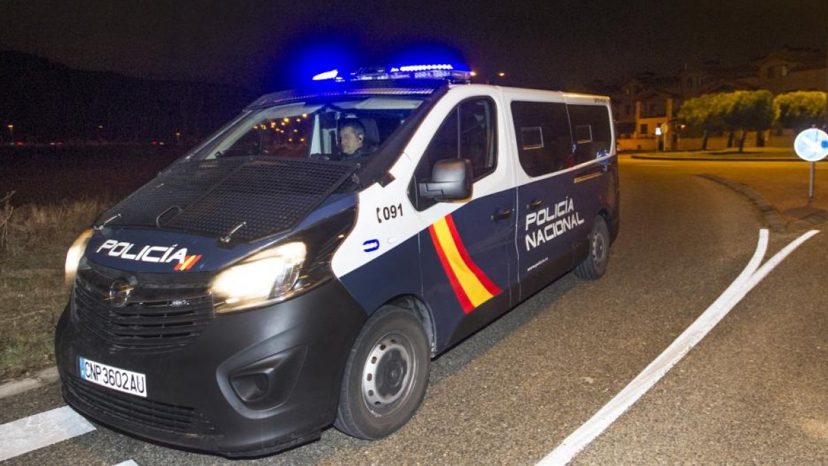 Una de las furgonetas que trasladaron a los tres futbolistas llegando a la prisión provincial a las siete de la tarde de ayer con personal de la comisaría de Burgos.-ISRAEL L. MURILLO