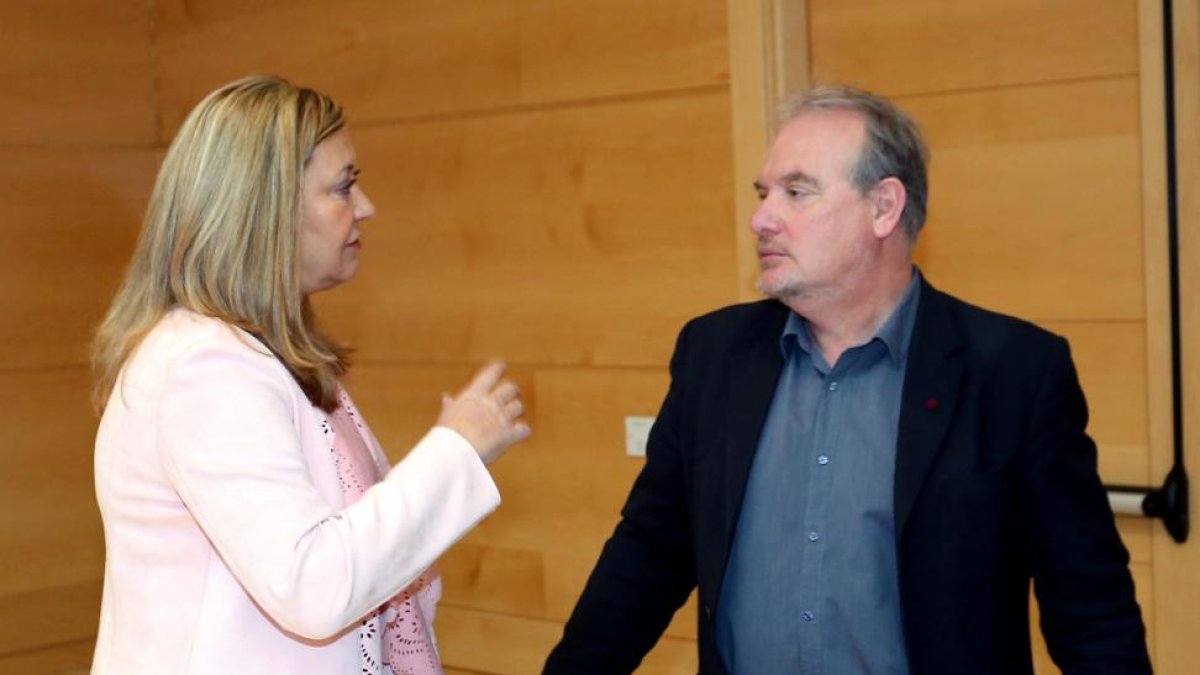 La consejera de Economía y Hacienda, Pilar del Olmo, conversa con el procurador socialista José Francisco Martín antes de comparecer ante la Comisión de Economía y Hacienda-ICAL