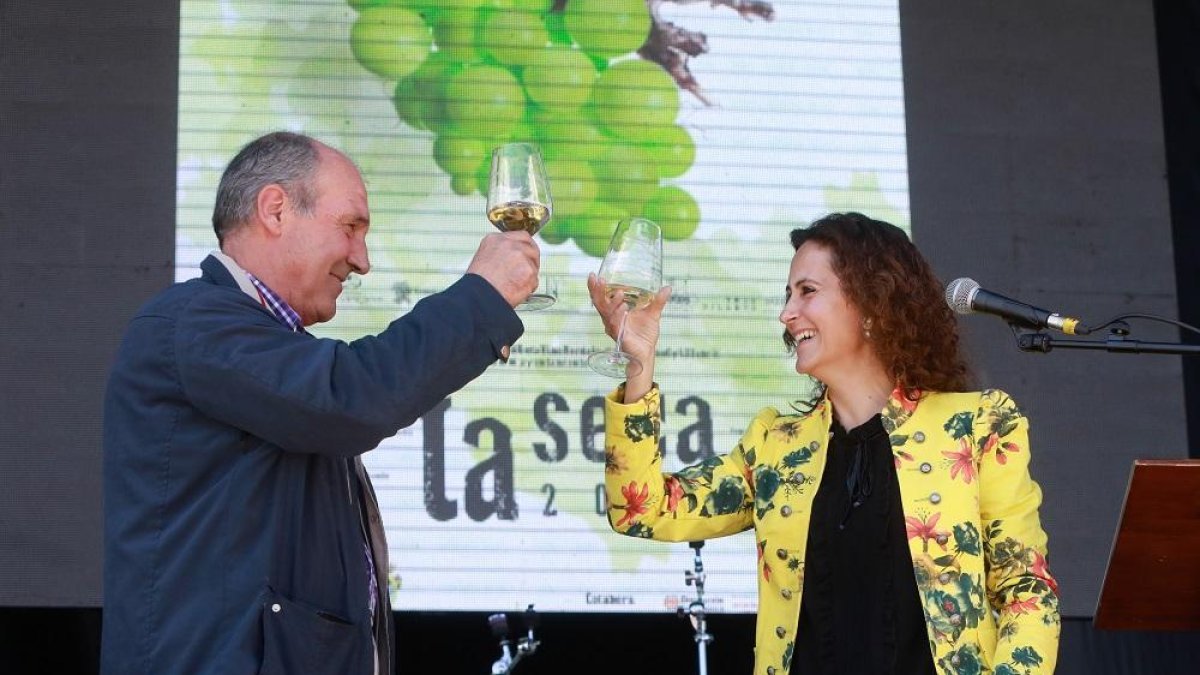El concejal Felipe Estébanez y la pregonera Vanesa Muela brindan durante el pregón de las fiestas.-J.M. LOSTAU