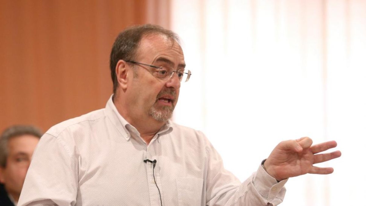El consejero de Educación, Fernando Rey, ofrece una charla sobre la Constitución Española a alumnos de Educación Secundaria Obligatoria y Bachillerato del IES Ramón Y Cajal-Ical