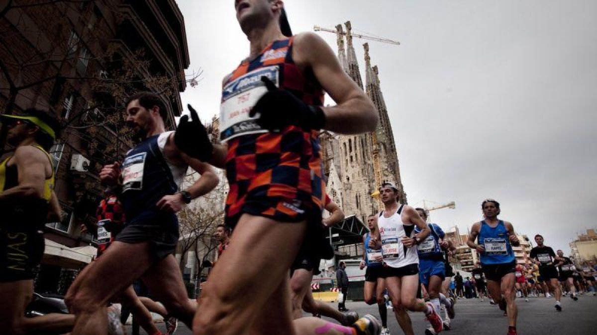 Corredores de la Marató de Barcelona, en una pasada edición.-FERRAN NADEU
