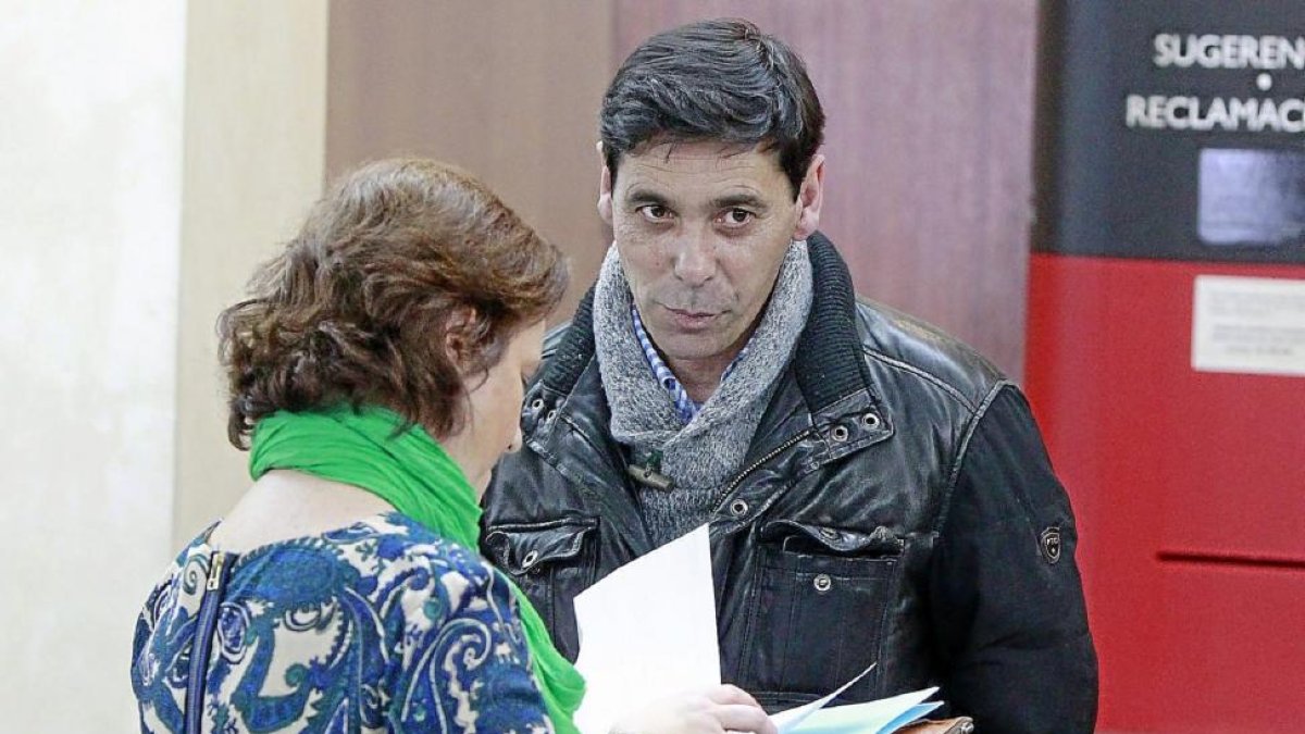 Lino Rodríguez con su abogada en una comparecencia ante el Juzgado en Valladolid.-J.M.LOSTAU