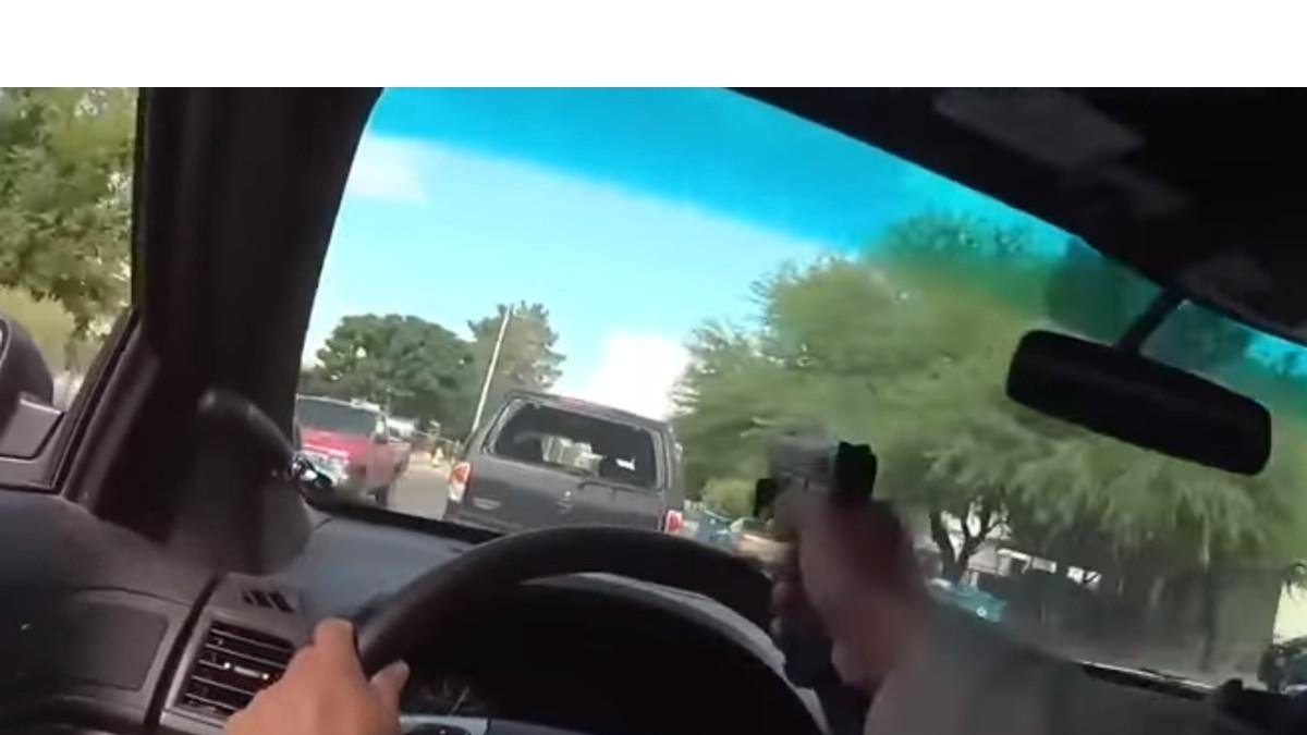Momento en que el policía de Las Vegas comienza a disparar a través de la luna delantera del coche patrulla. /-PERIODICO