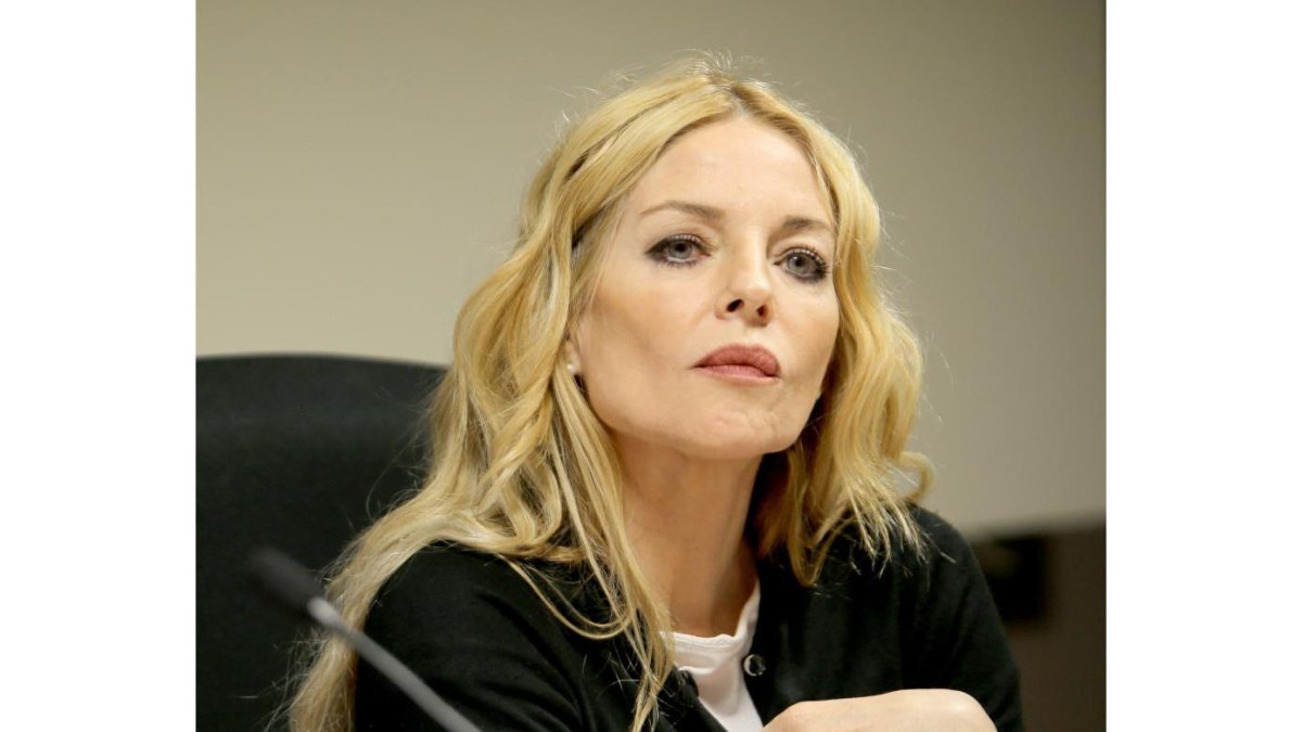 La presidenta del Observatorio Nacional contra la Violencia Doméstica y de Género, María Ángeles Carmona (I), inaugura el ciclo Diálogos UVa, de la Universidad de Valladolid-ICAL