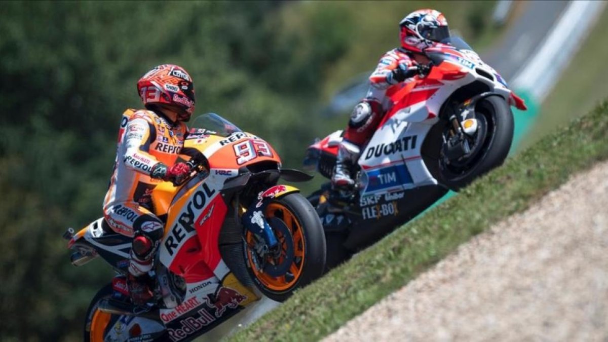 Marc Márquez deja pasar a Andrea Dovizioso durante la sesión de clasificación del GP de la República Checa.-AFP