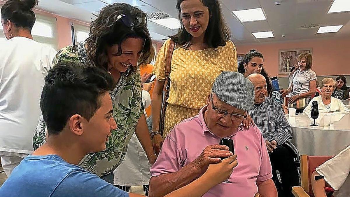 Un nieto colabora en la cata con su abuelo junto con la enóloga Belén Sanz.-E.M.