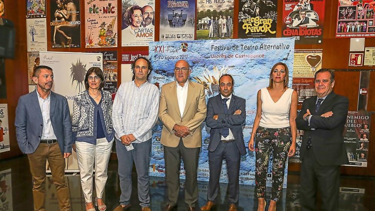 Fernando Cerón, Felicidad Viejo, Álex Rodríguez, Jesús Julio Carnero, Ignacio Castañeda, Inmaculada Toledano y Pablo Trillo, ayer, en el Teatro Zorrilla.-M.Á.SANTOS