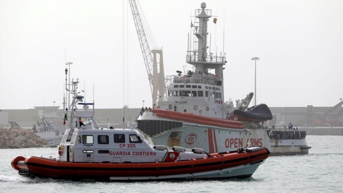 El barco de Proactiva Open Arms a su llegada al puerto siciliano de Pozzallo, el 17 de marzo.-/ REUTERS / ANTONIO PARRINELLO