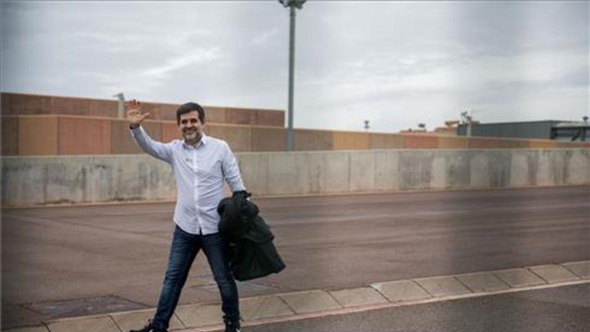 El presidente de la ANC Jordi Sanchez acompañado por su esposa e hija saliendo de premiso de fin de semana de la cárcel de Lledoners.-JORDI COTRINA