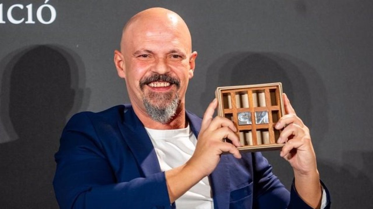 César Pérez Gellida luce el Premio Nadal.-EUROPA PRESS