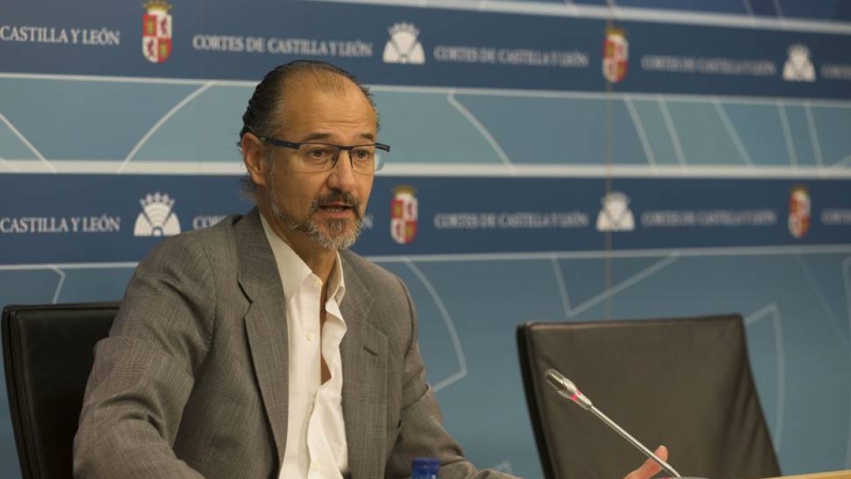El portavoz del Grupo Parlamentario de Ciudadanos, Luis Fuentes, Analiza la actualidad política en una rueda de prensa.-ICAL