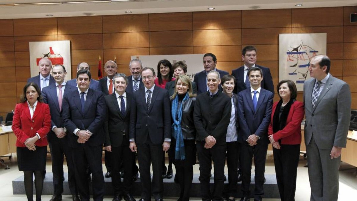El ministro de Sanidad y Asuntos Sociales, Alfonso Alonso, junto a los distintos Consejeros Autonómicos de Sanidad al comienzo del Pleno del Consejo Interterritorial del Sistema Nacional de Salud-Ical