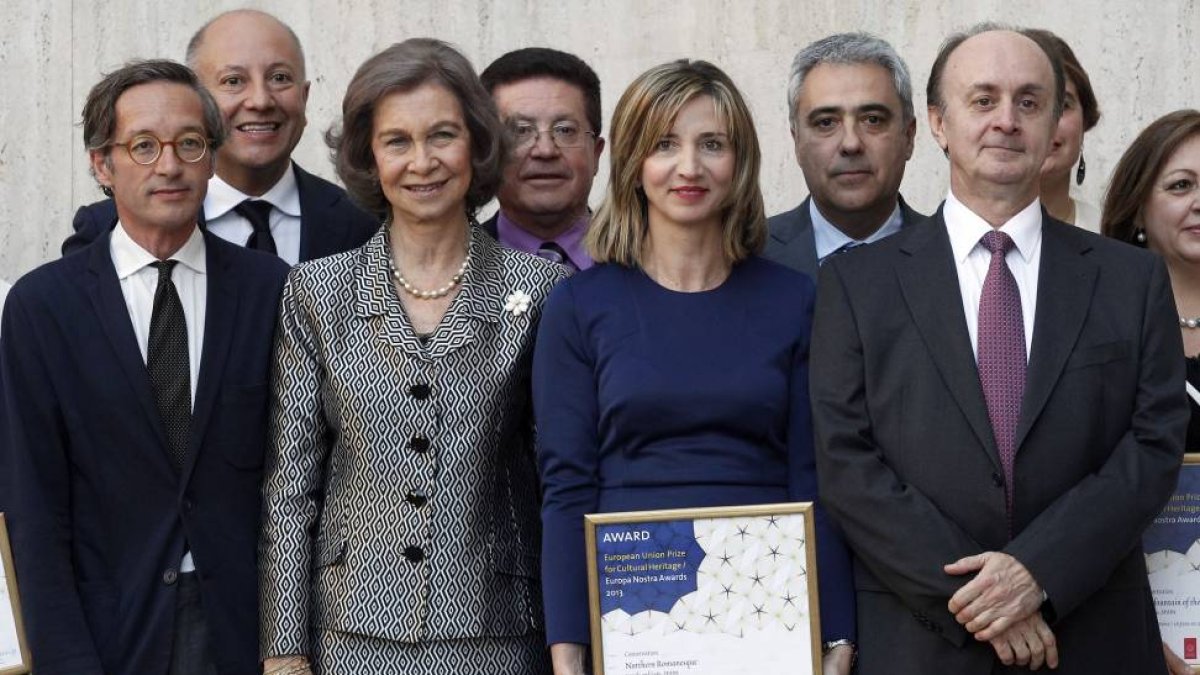 La consejera de Cultura y el director de la Fundación Santa María la Real, Juan Carlos Prieto, recogen el premio Unión Europea de Patrimonio Cultural / premios Europa Nostra por el plan de intervención en el Románico Norte. en la imagen junto a la Reina d-Ical