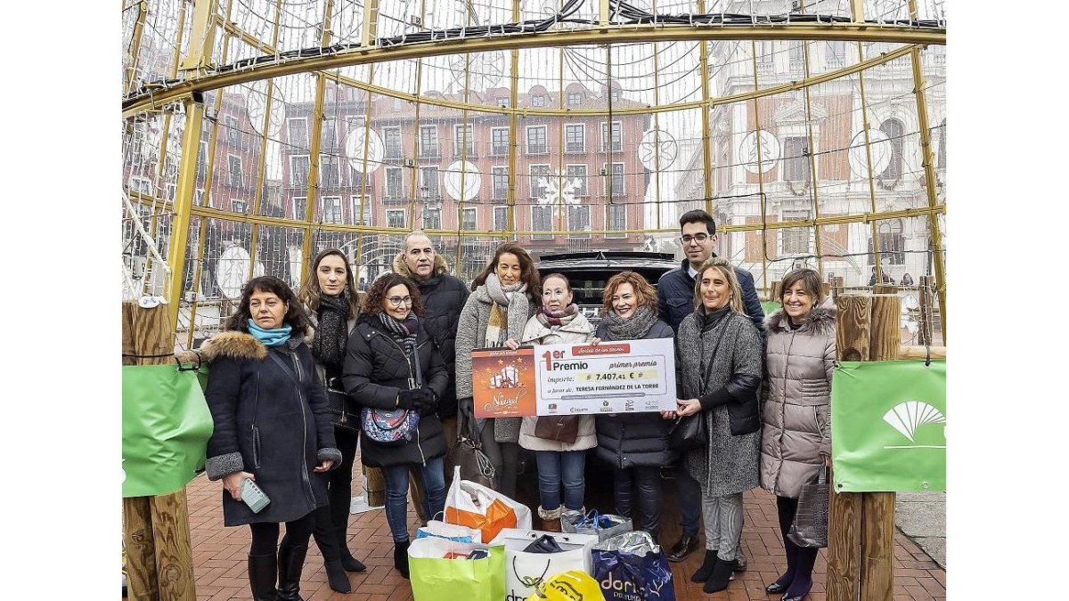 La ganadora del premio, Teresa Fernández, rodeada de representantes del Ayuntamiento y de las asociaciones de comercio de la ciudad.-PHOTOGENIC/PABLO REQUEJO
