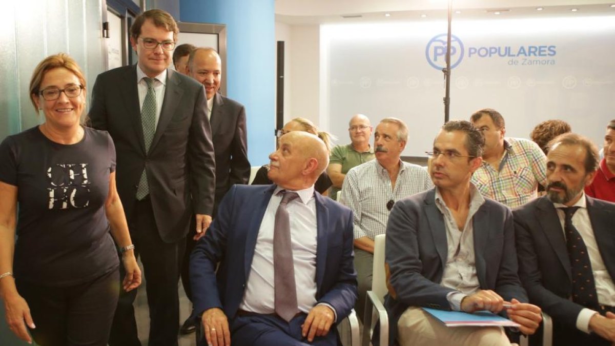 El presidente del PP de Castilla y León, Alfonso Fernández Mañueco (c) conversa con el presidente del PP de Zamora, José María Barrios (d) y con la coordinadora general del PP Zamora, Mayte Martin Pozo-ICAL