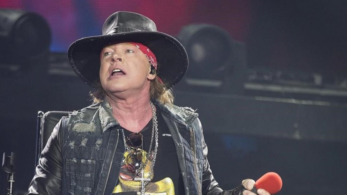 El vocalista Axl Rose de Guns N Roses acompaña a la banda australiana AC DC, durante el concierto de su gira mundial Rock od Bust ofrecido en el estadio de La Cartuja en Sevilla, el pasado 5 de mayo.-EFE / JOSÉ MANUEL VIDAL
