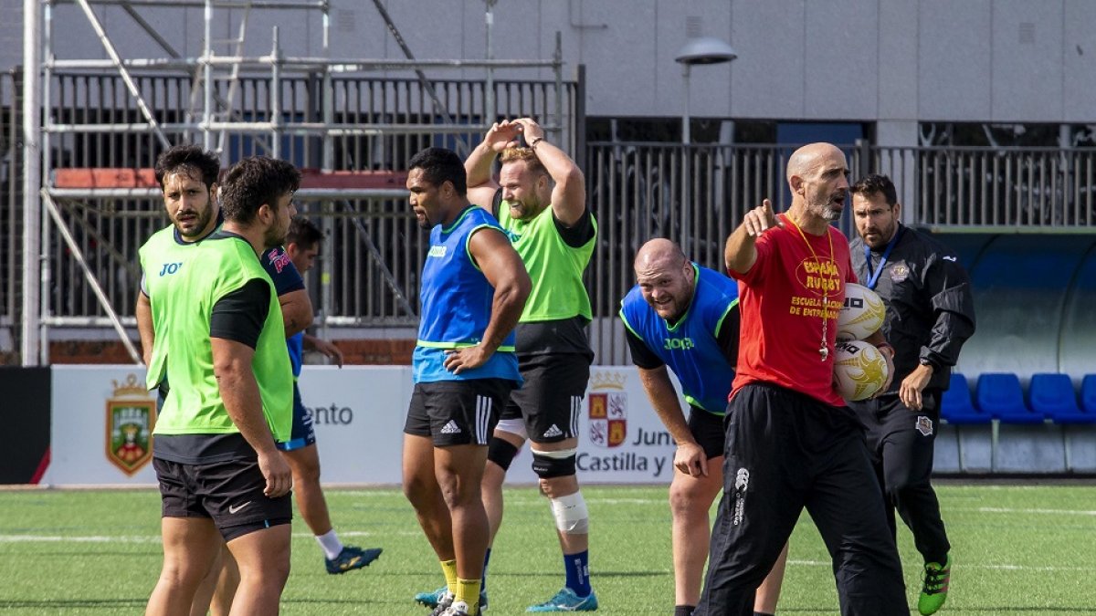 'Miguelón' dirige el entrenamiento de los Iberians en Burgos. / R. G. URETA