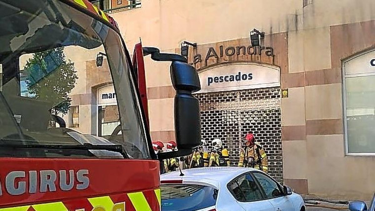 Incendio en una pescadería de Parquesol.-TWITTER BOMBEROS