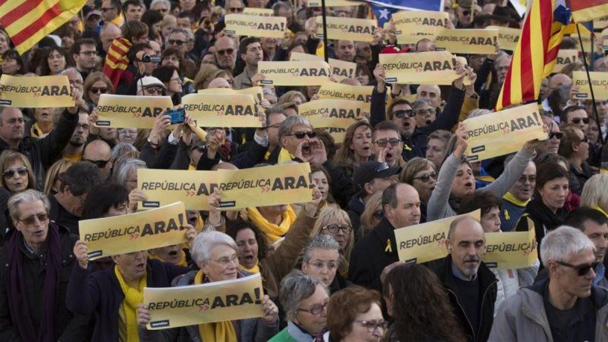 Manifestantes de la ANC reivindican que se implemente la república.-ALBERT BERTRAN