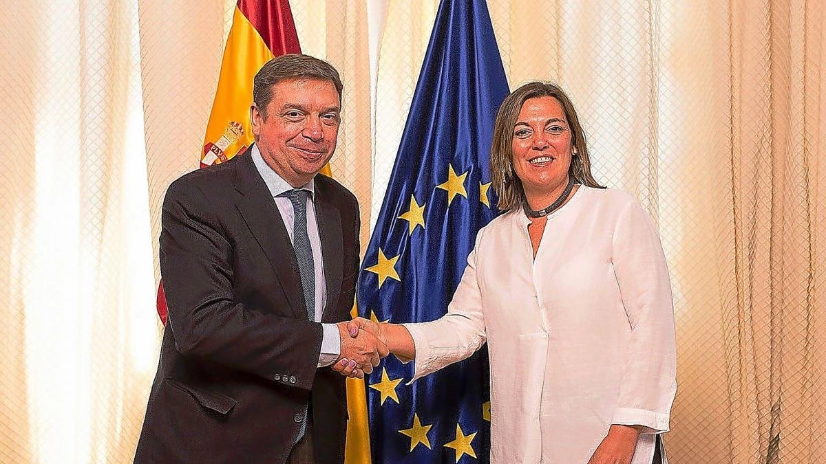 La consejera de Agricultura y Ganadería, Milagros Marcos, saluda al ministro de Agricultura y Pesca, Luis Planas.-ICAL