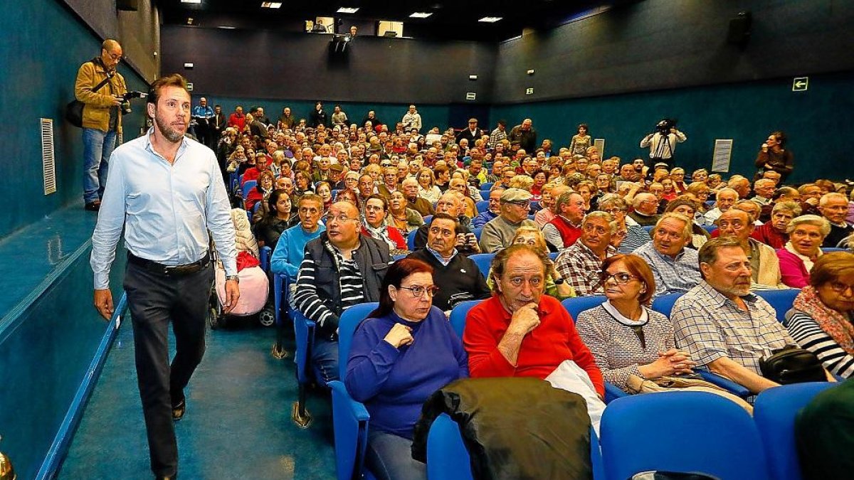 Puente llega a la asamblea vecinal de Pajarillos.-PABLO REQUEJO / PHOTOGENIC