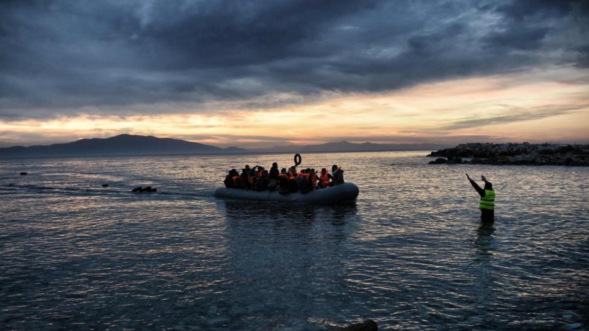 Refugiados e inmigrantes llegan a la isla de Lesbos en lanchas neumáticas.-ARIS MESSINIS / AFP