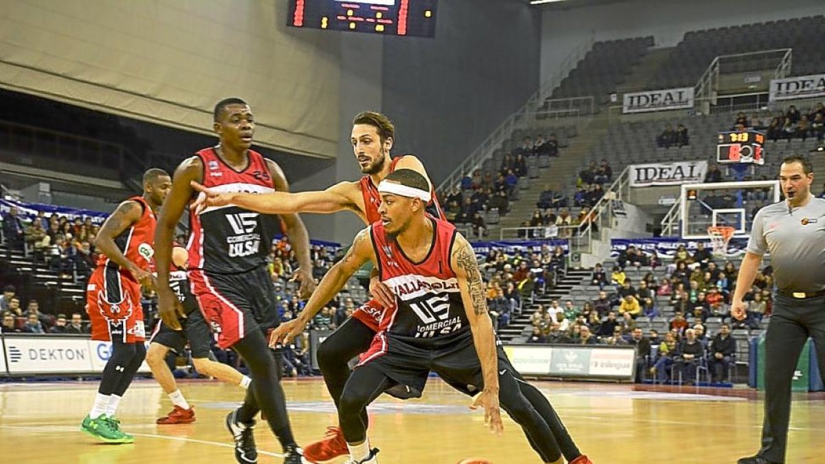 Wade Chatman intenta penetrar durante el partido contra el Covirán Granada.-PHOTO-DEPORTE